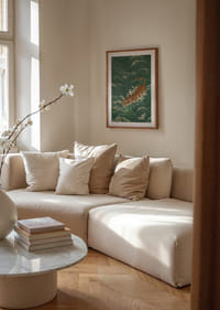 En tiger svømmer elegant gennem frodige bølger.-4