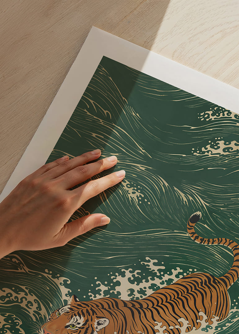 En tiger svømmer elegant gennem frodige bølger.-12