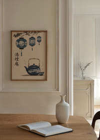 Eleganza orientale con lanterne appese e tè fumante.-2