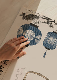 Eleganza orientale con lanterne appese e tè fumante.-3