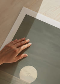 Kuu vaikne valgus peegeldub rahulikus vees.-5