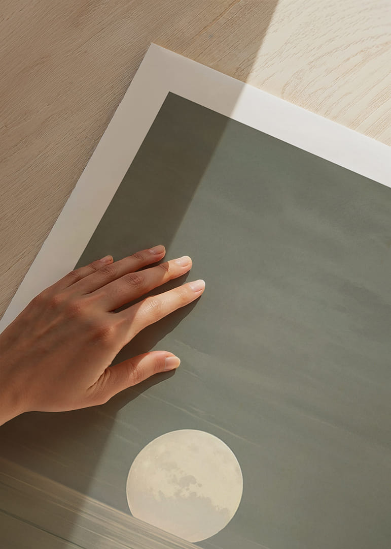 Kuu vaikne valgus peegeldub rahulikus vees.-12