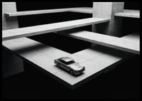 Een klassieke Aston Martin DB5 zweeft boven het moderne betonnen landschap.-2