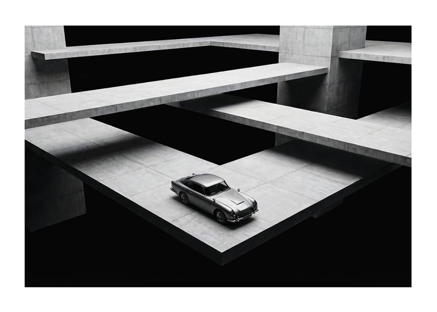 Een klassieke Aston Martin DB5 zweeft boven het moderne betonnen landschap.-12