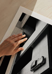 Een klassieke Aston Martin DB5 zweeft boven het moderne betonnen landschap.-5