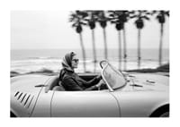 Een klassieke autorit in een Porsche 550 Spyder langs de kust geeft een gevoel van vrijheid en stijl.-1