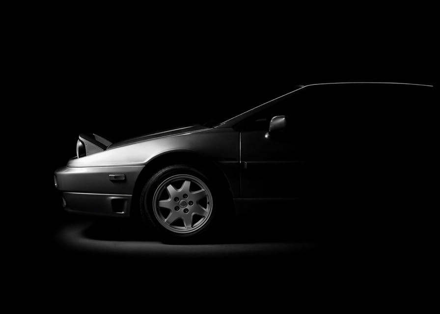 Een Lotus Esprit gehuld in schaduwen straalt een dramatische elegantie uit.-12