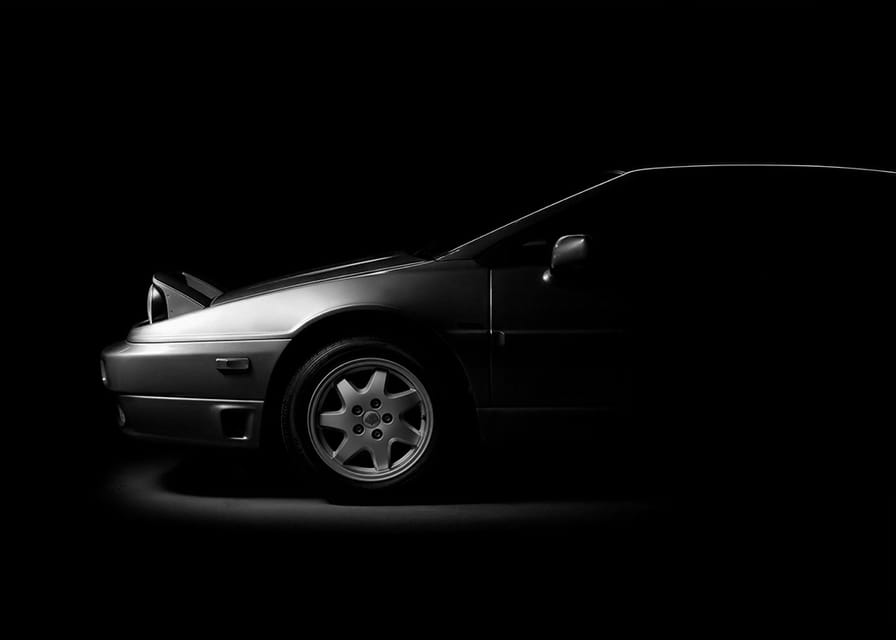 Een Lotus Esprit gehuld in schaduwen straalt een dramatische elegantie uit.-12