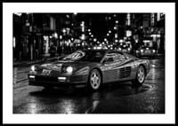 Een Ferrari Testarossa geparkeerd in het uitgaansgebied van de stad.-0