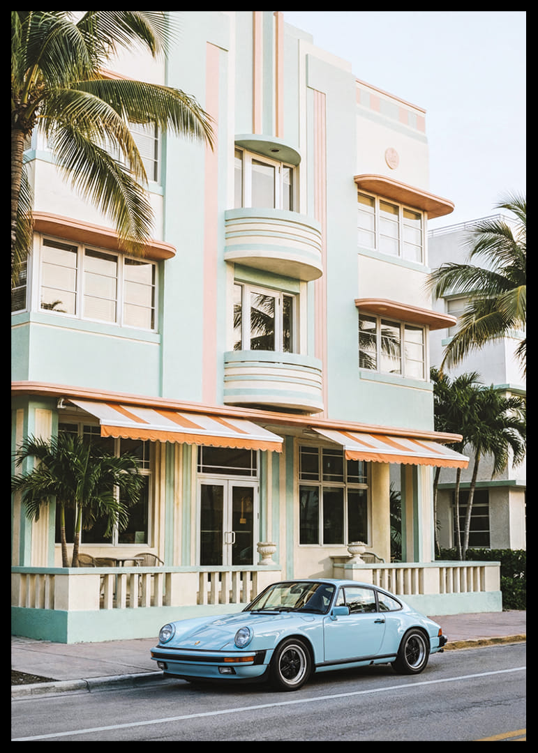 Een iconische Porsche 911 voor een pastelkleurig gebouw wekt nostalgische gevoelens op.-12