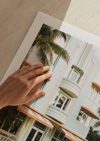 Een iconische Porsche 911 voor een pastelkleurig gebouw wekt nostalgische gevoelens op.-5