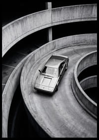 Een Lamborghini Jalpa scheurt elegant over een bochtige betonnen weg.-2