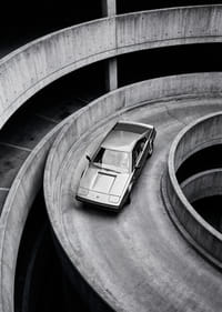 Een Lamborghini Jalpa scheurt elegant over een bochtige betonnen weg.-3