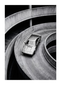 Een Lamborghini Jalpa scheurt elegant over een bochtige betonnen weg.-1