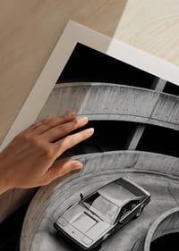 Een Lamborghini Jalpa scheurt elegant over een bochtige betonnen weg.-5