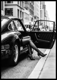 Elegante poten strekken zich uit onder een Porsche 911 in een stedelijke omgeving.-2