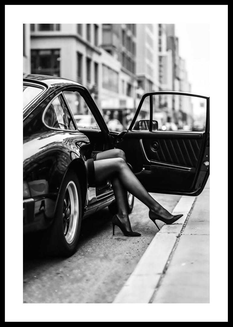 Elegante poten strekken zich uit onder een Porsche 911 in een stedelijke omgeving.-12