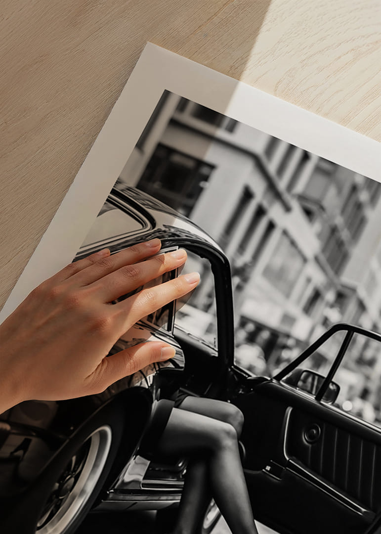 Elegante poten strekken zich uit onder een Porsche 911 in een stedelijke omgeving.-12