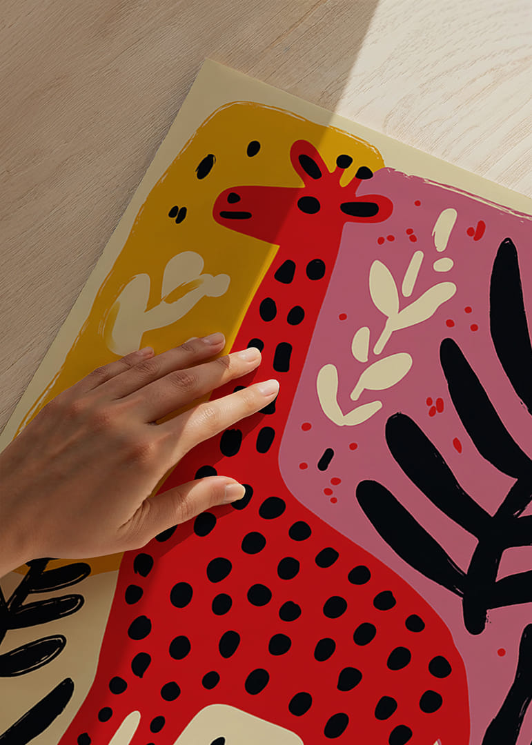 Legesyg giraf i et farverigt mønster, der sprudler af liv.-12