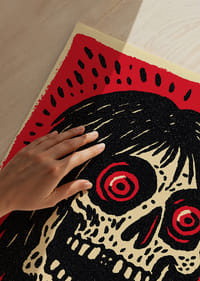 En uhyggelig plakat med en lys rød baggrund og et intenst blik.-3