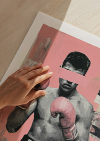 En kraftfull poster av en boxare med rosa handskar.-9