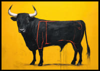 Sort tyr på en gylden baggrund udstråler kraft og elegance.-2