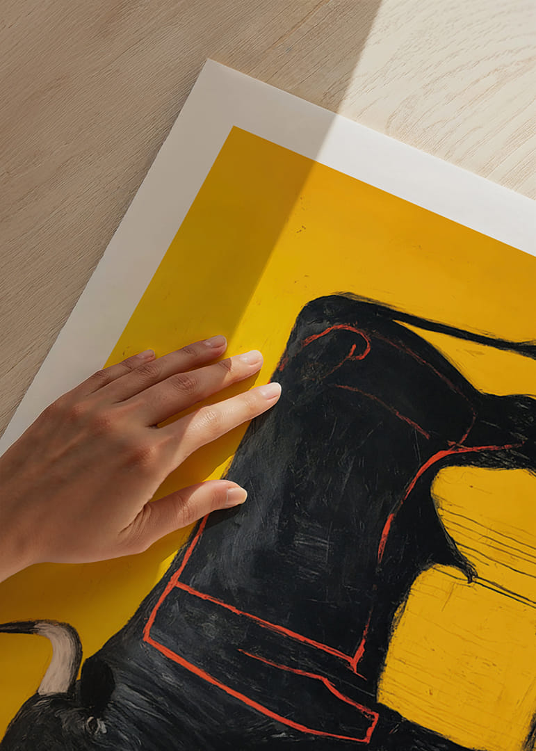 Sort tyr på en gylden baggrund udstråler kraft og elegance.-12