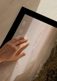 De doux nuages ​​flottent au-dessus d'un littoral paisible au coucher du soleil.-5