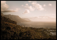 De doux nuages ​​flottent au-dessus d'un littoral paisible au coucher du soleil.-2