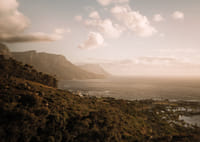 De doux nuages ​​flottent au-dessus d'un littoral paisible au coucher du soleil.-3