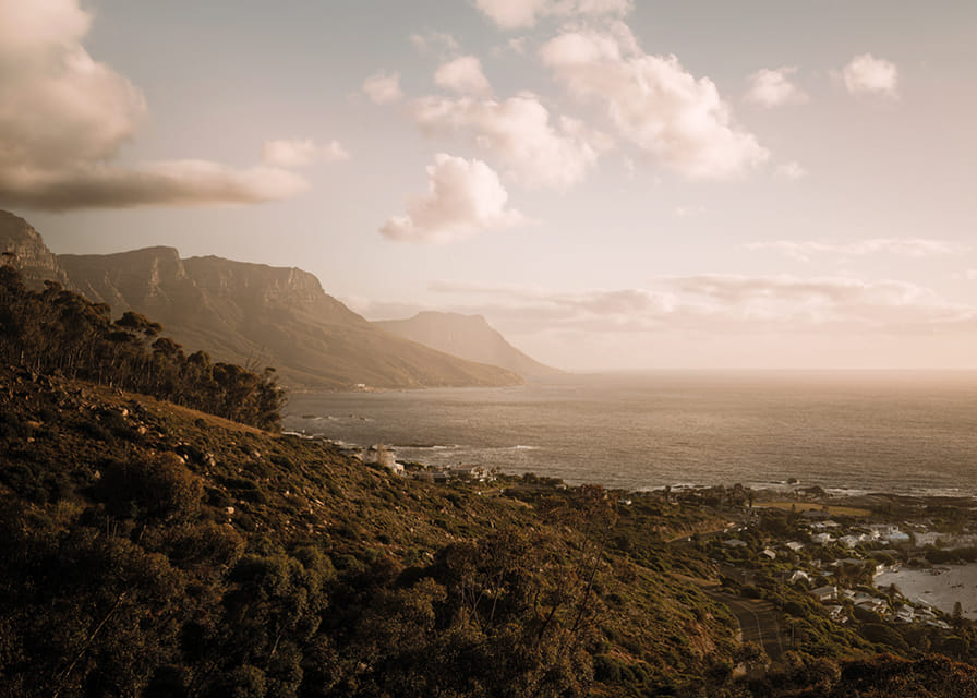 De doux nuages ​​flottent au-dessus d'un littoral paisible au coucher du soleil.-12