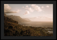 De doux nuages ​​flottent au-dessus d'un littoral paisible au coucher du soleil.-0