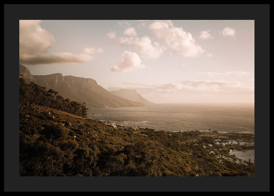 De doux nuages ​​flottent au-dessus d'un littoral paisible au coucher du soleil.-12