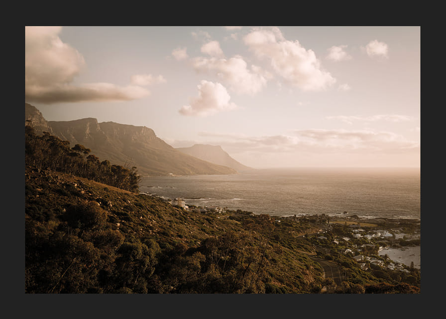 De doux nuages ​​flottent au-dessus d'un littoral paisible au coucher du soleil.-12