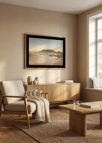 Littoral paisible avec une montagne majestueuse au coucher du soleil.-4