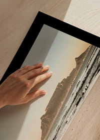 Littoral paisible avec une montagne majestueuse au coucher du soleil.-5