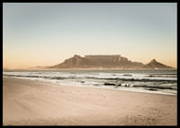 Littoral paisible avec une montagne majestueuse au coucher du soleil.-2