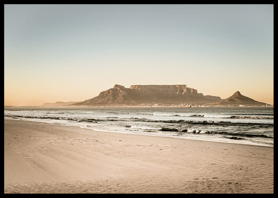 Littoral paisible avec une montagne majestueuse au coucher du soleil.-12