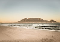 Littoral paisible avec une montagne majestueuse au coucher du soleil.-3