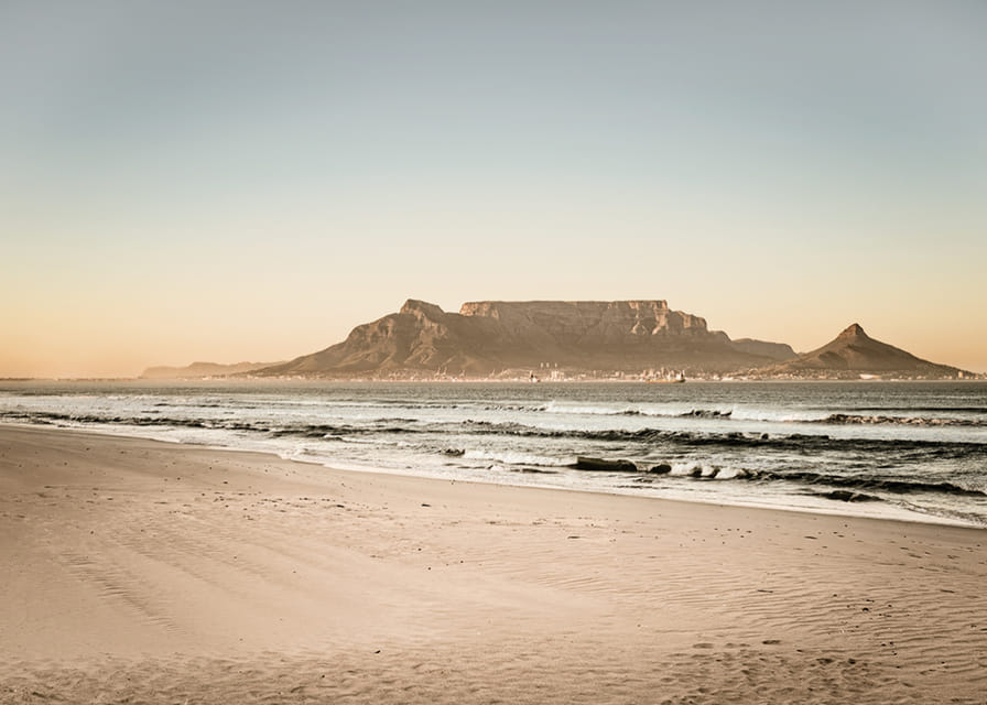 Littoral paisible avec une montagne majestueuse au coucher du soleil.-12