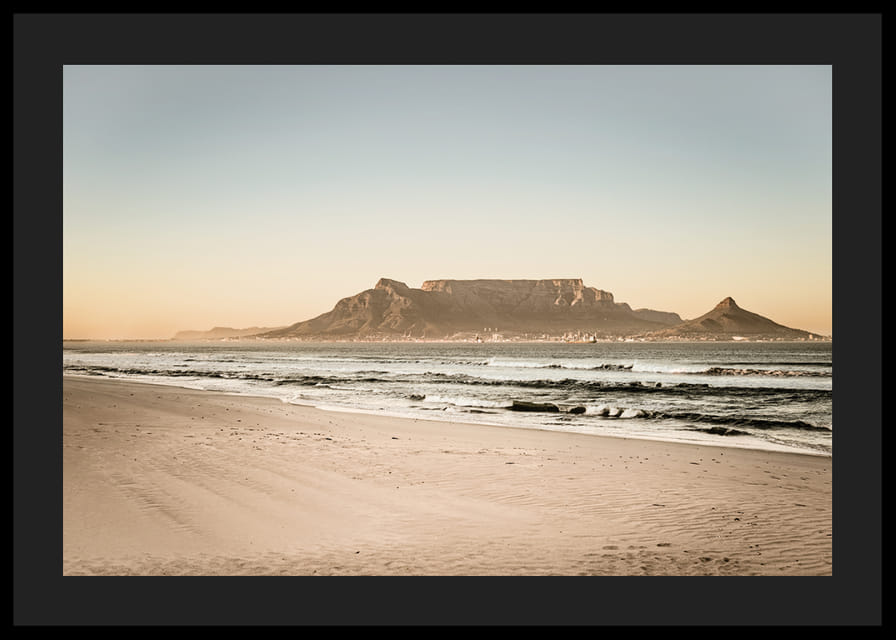 Littoral paisible avec une montagne majestueuse au coucher du soleil.-12