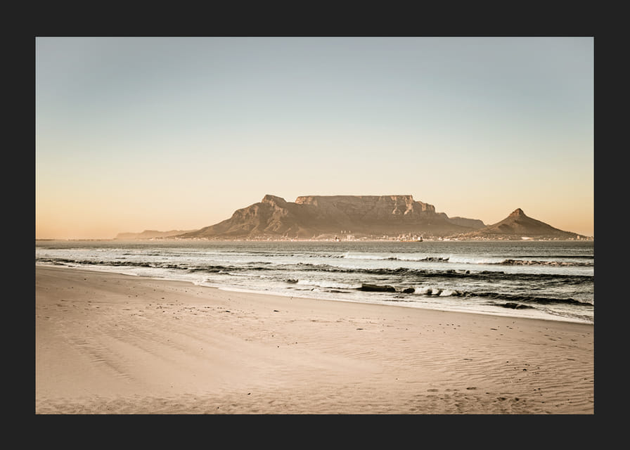 Littoral paisible avec une montagne majestueuse au coucher du soleil.-12