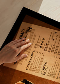 Une bonne tasse de café chaud accompagnée d'un menu alléchant.-5