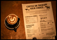 Une bonne tasse de café chaud accompagnée d'un menu alléchant.-2