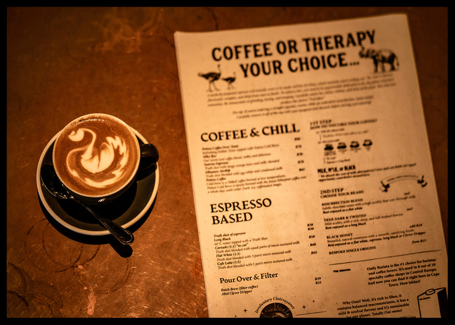 Une bonne tasse de café chaud accompagnée d'un menu alléchant.-12