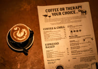 Une bonne tasse de café chaud accompagnée d'un menu alléchant.-3