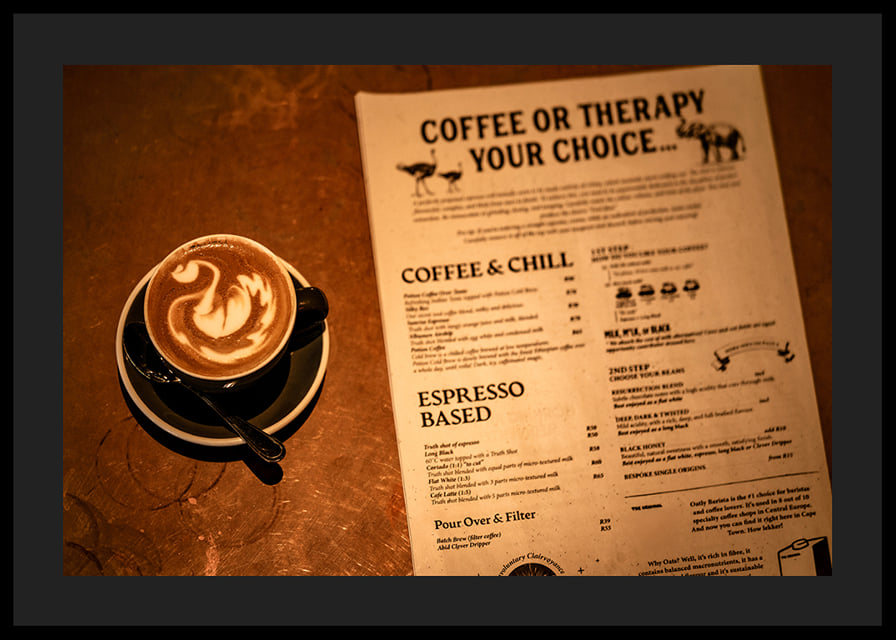 En varm kopp kaffe vid sidan av ett engagerande menyval.-12