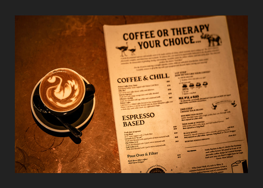 En varm kopp kaffe vid sidan av ett engagerande menyval.-12