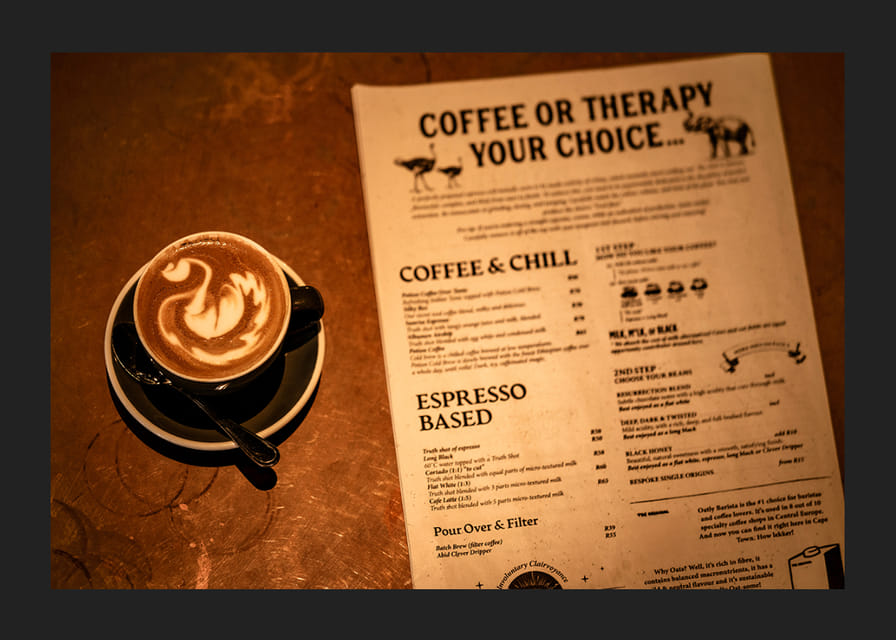 Une bonne tasse de café chaud accompagnée d'un menu alléchant.-12