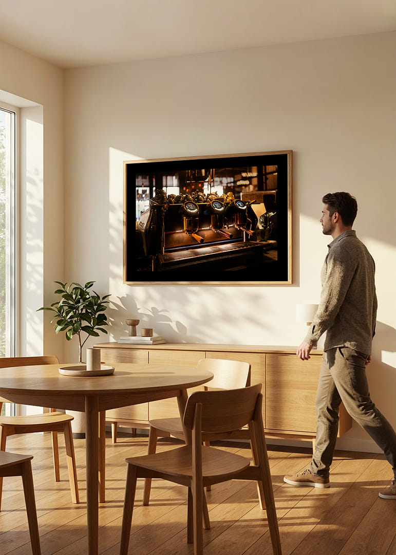 Un moment magique autour d'un café, capturé sous une lumière dorée.-12